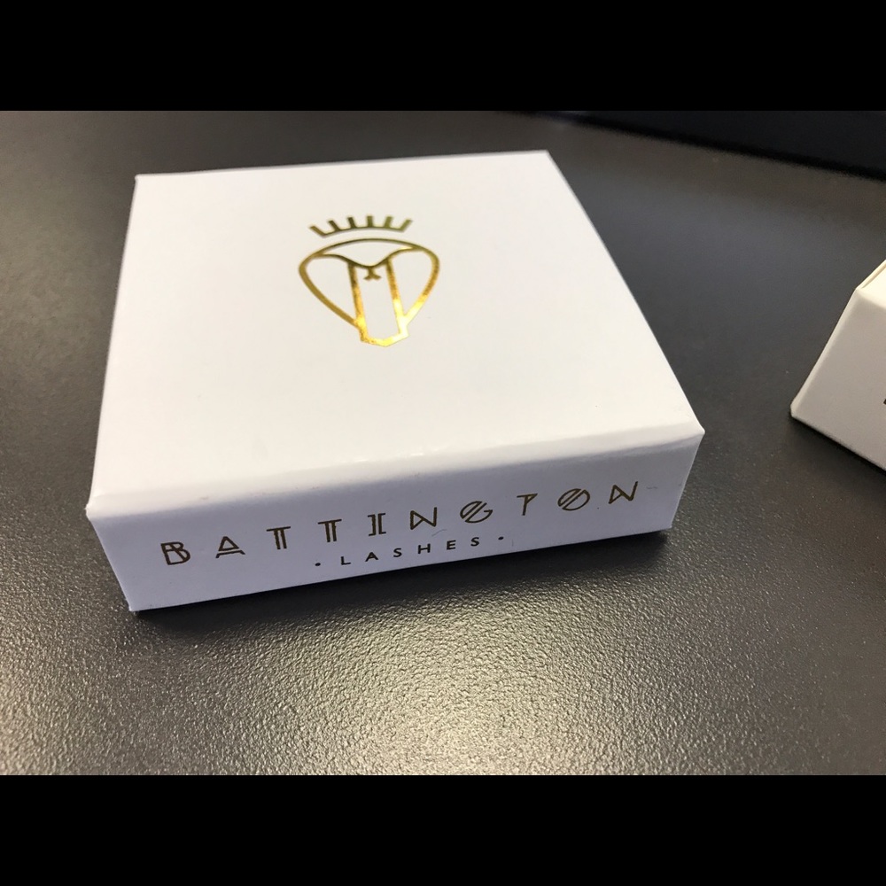 Battington lashes with glue