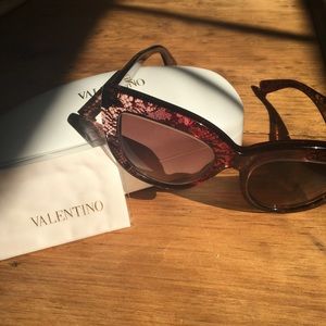 ❌SOLD❌ BNWT Valentino sunnies!