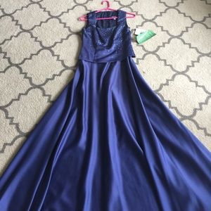 Gown with sequins. Satin material