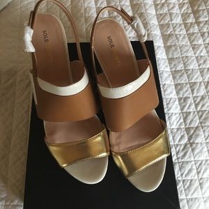 NWT Cream, gold, tan lightweight wedges. Sz 11.