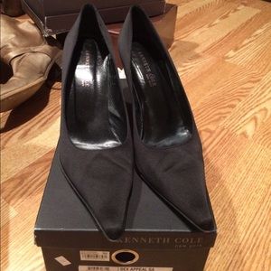 Kenneth Cole black satin pump