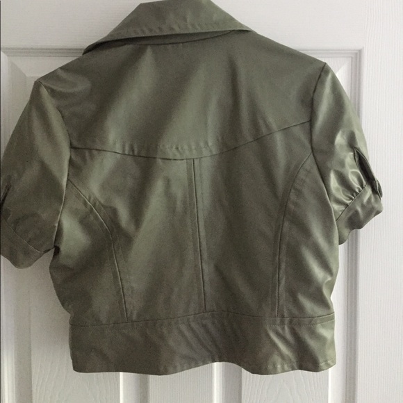 ⭐️Army Green Crop Top - Picture 2 of 2