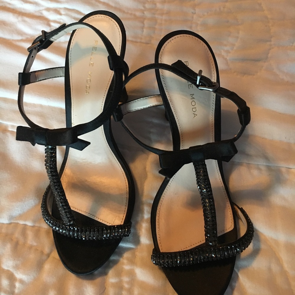 Rhinestone sandals with bow detail