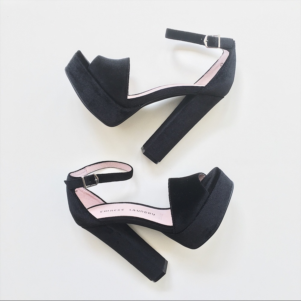 💸FINAL PRICE💸🆕 Chinese Laundry Velvet Platforms - Picture 2 of 4