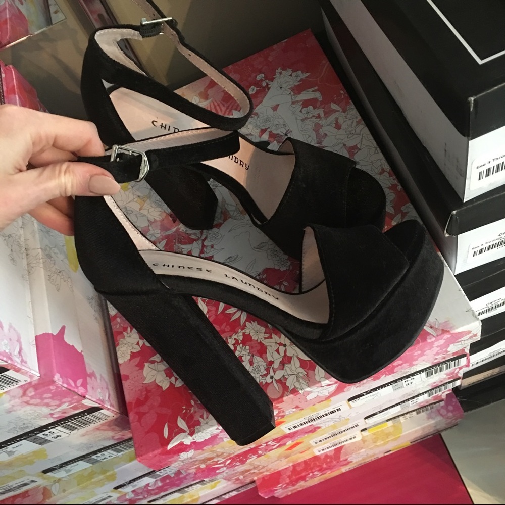💸FINAL PRICE💸🆕 Chinese Laundry Velvet Platforms - Picture 4 of 4