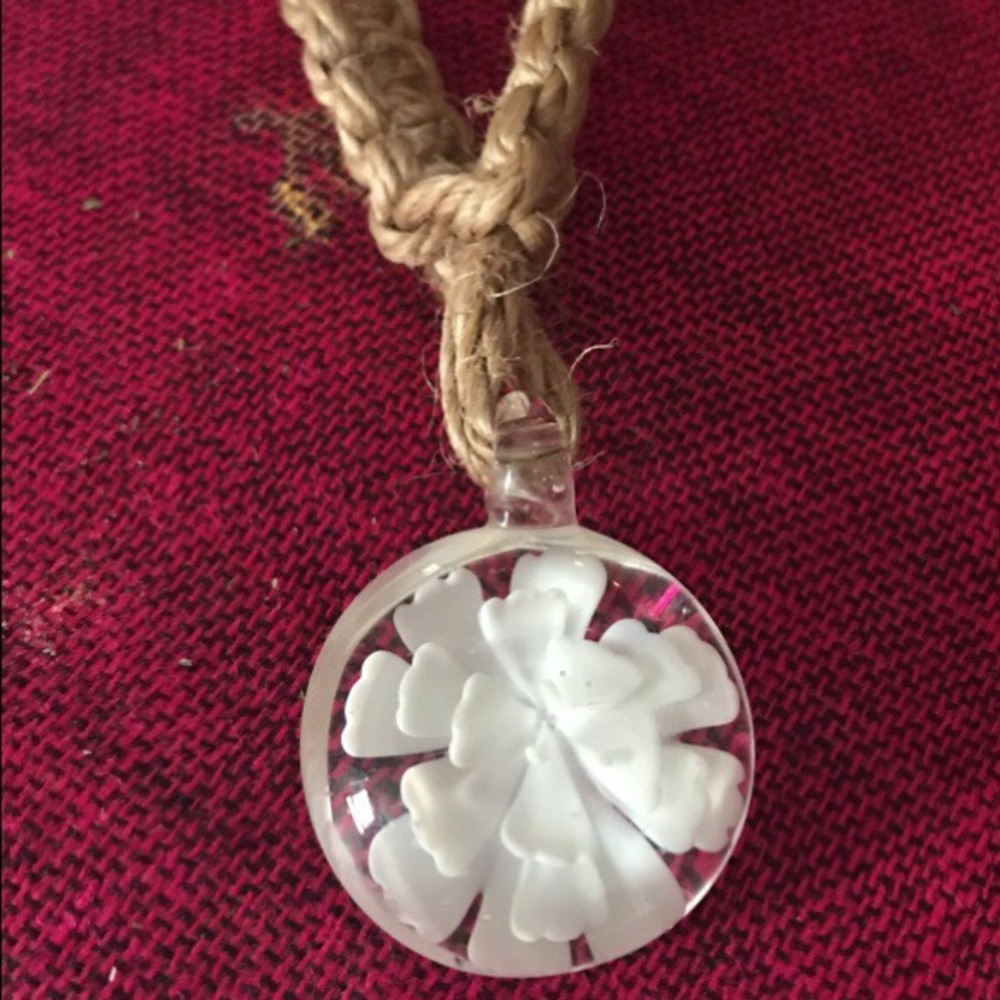 White flower glass pendent hemp necklace