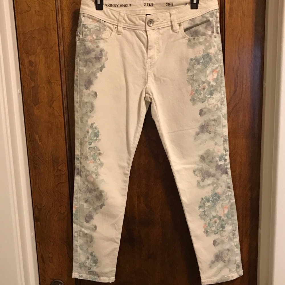 White and floral ankle pants