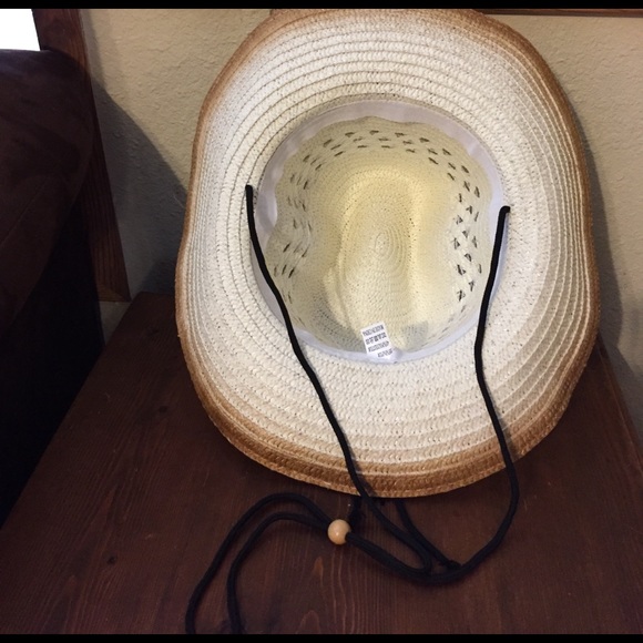 Light tan straw hat. NWT - Picture 3 of 4