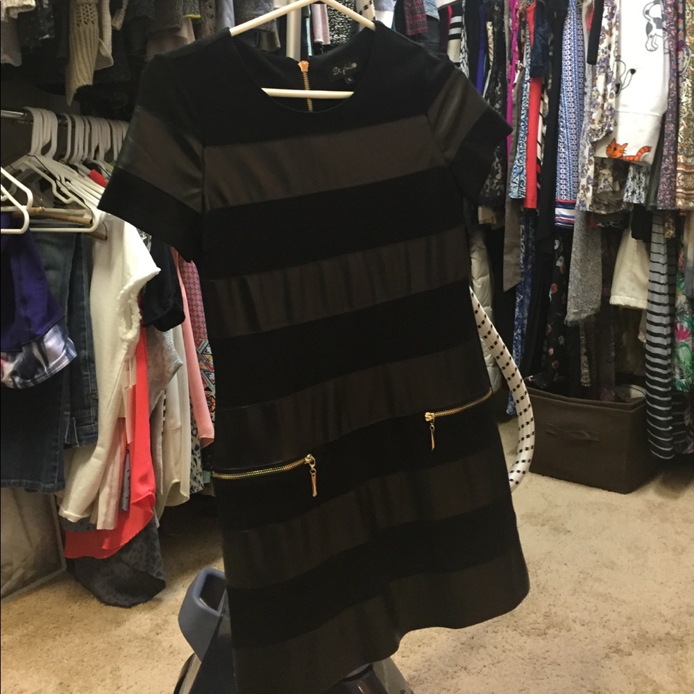 Black short sleeve mini dress with zipper back