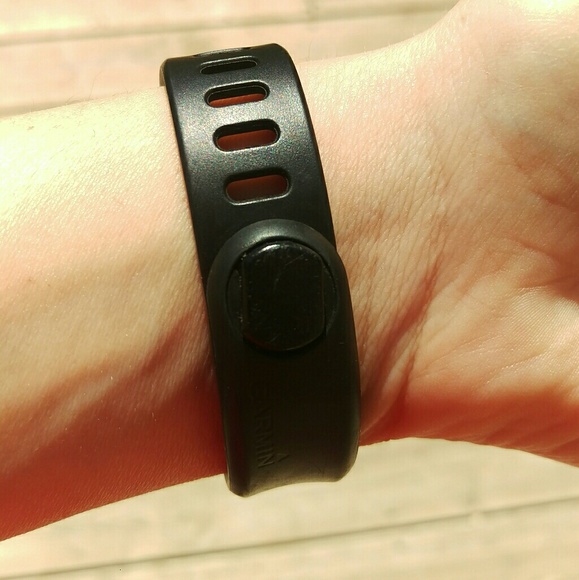 Garmin Fitness Tracker similar to Fitbit - Picture 4 of 5