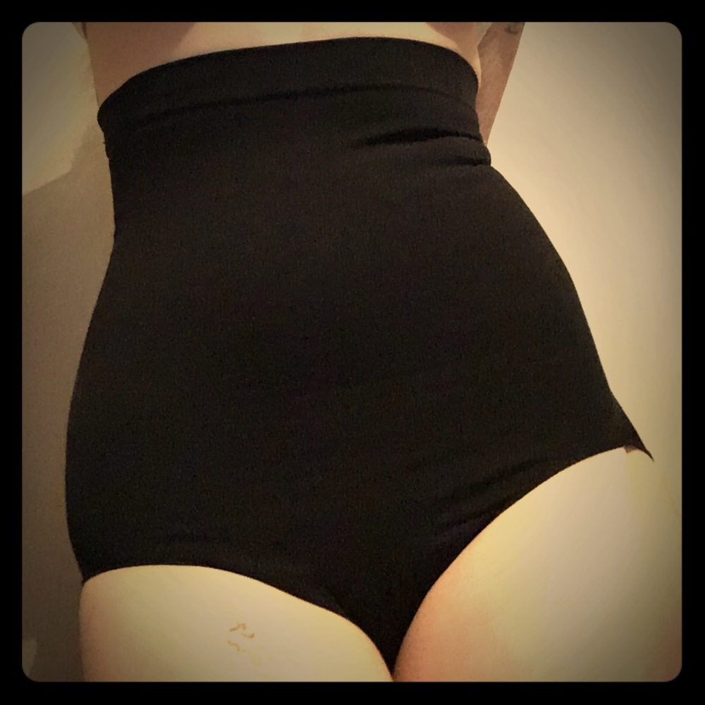 Black waist cincher. Size Medium