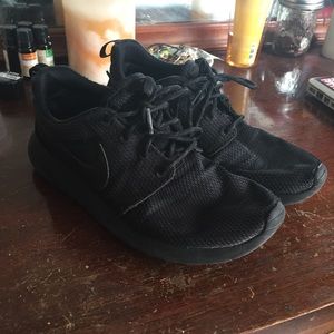 Nike All Black Roshe