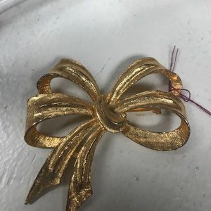 Bow brooch