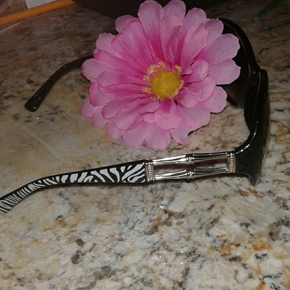 Hott Sunglasses - Picture 3 of 3