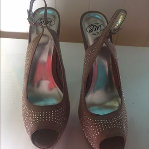 Shinning shoes