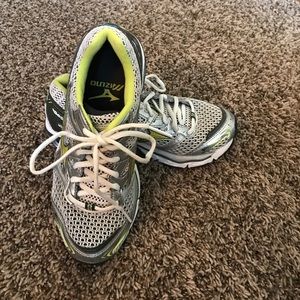 Women's Mizuno tennis shoes. Size 8.