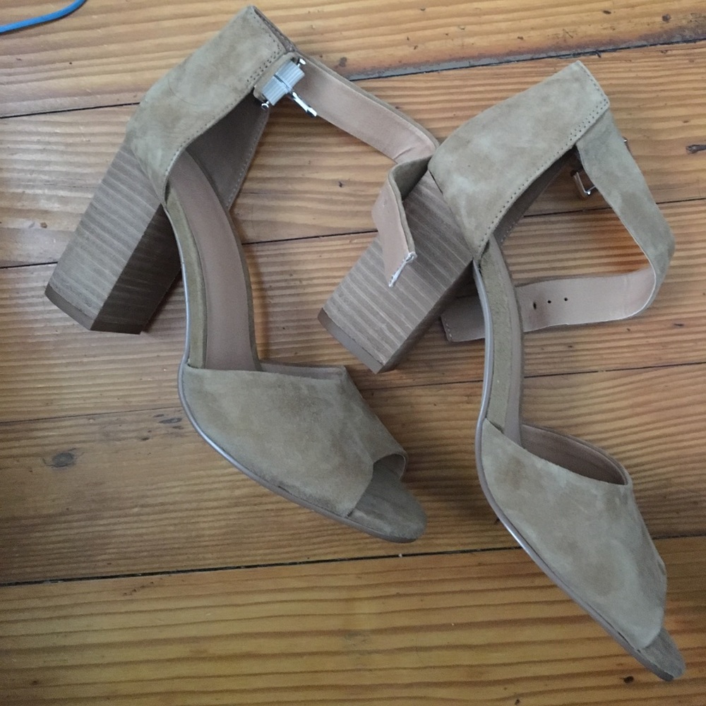 Never worn urban outfitter suede heels