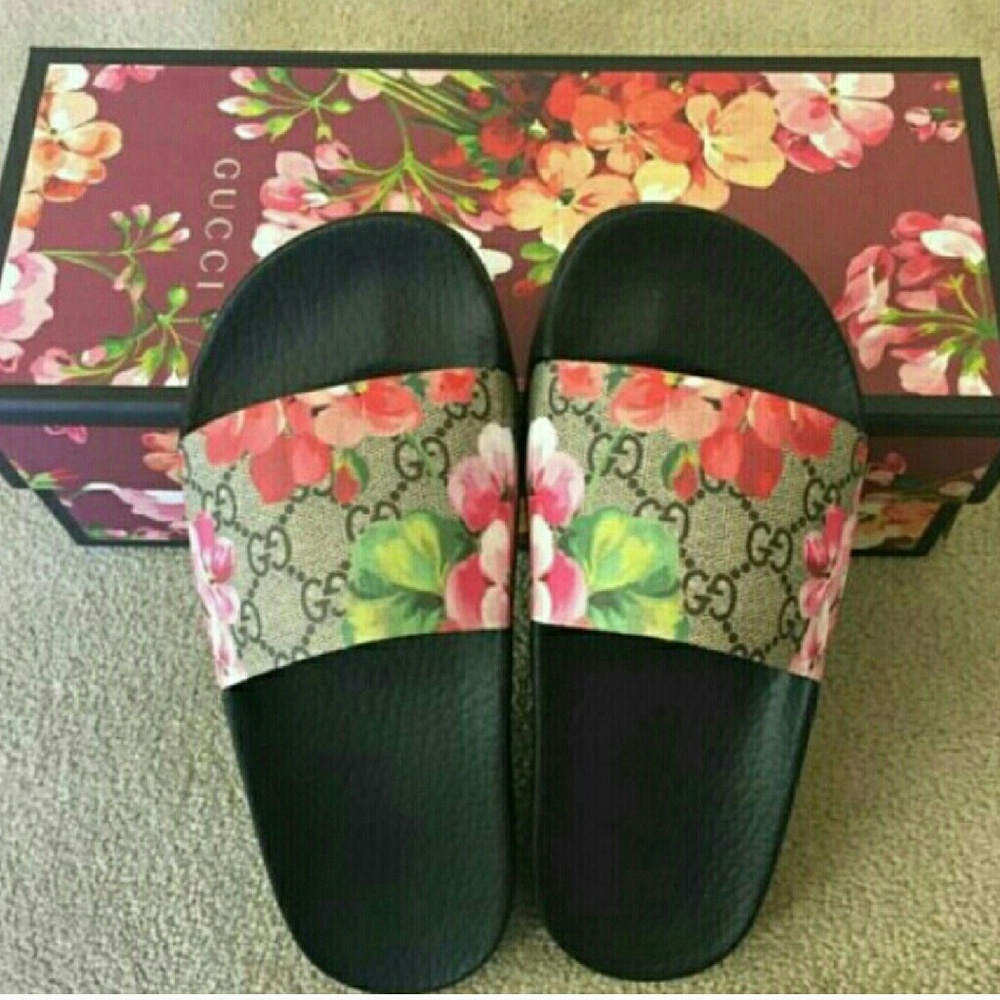 GUCCI LEATHER SLIDE SZ 7