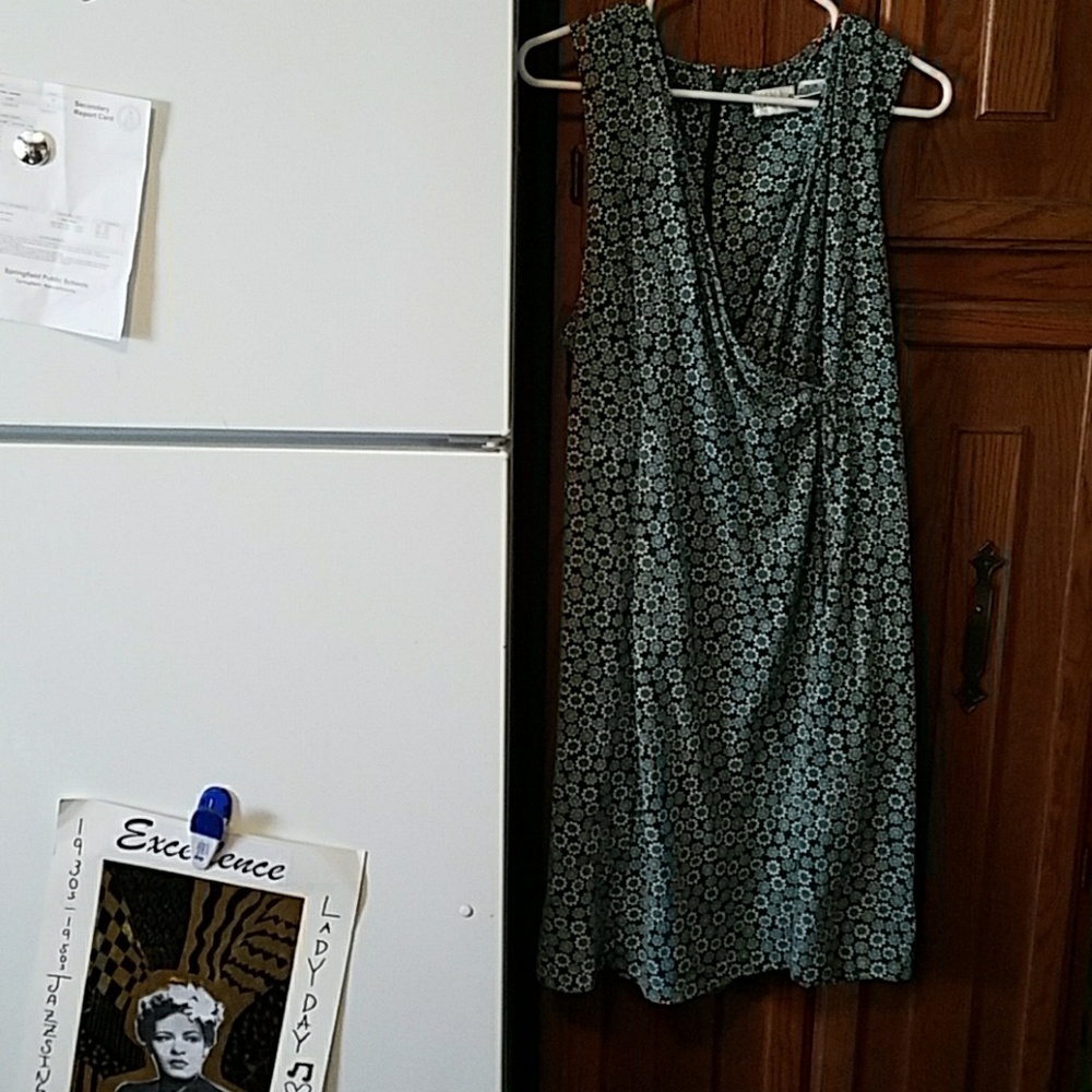 Green/white flowered short suit