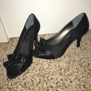 NWOT Peep toe Ruffle Pumps