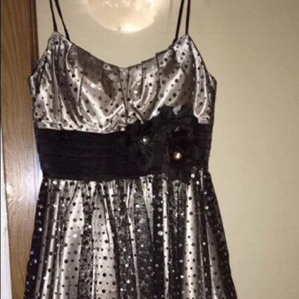 Formal dress size 6 above the knee