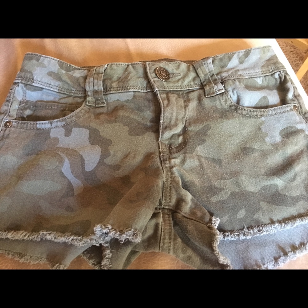 (A7) Camo shorts