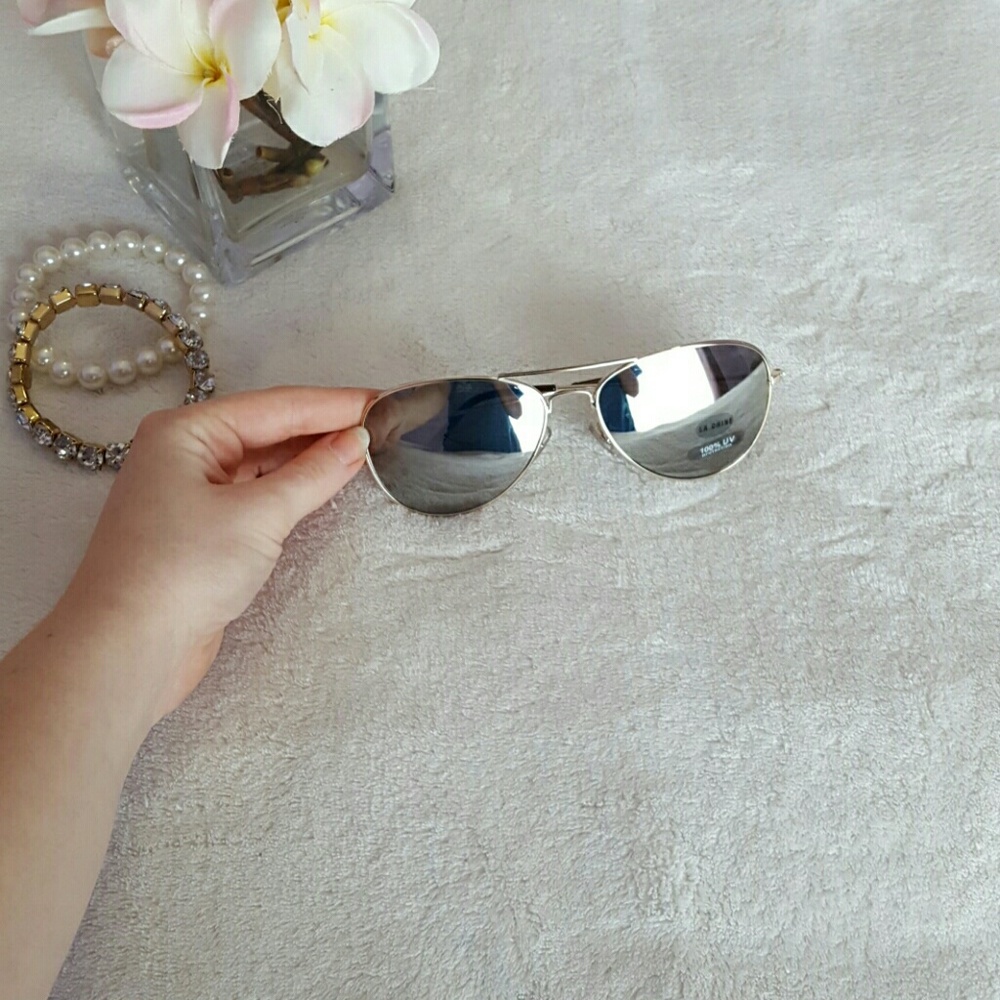 Mirrored aviator sunglasses