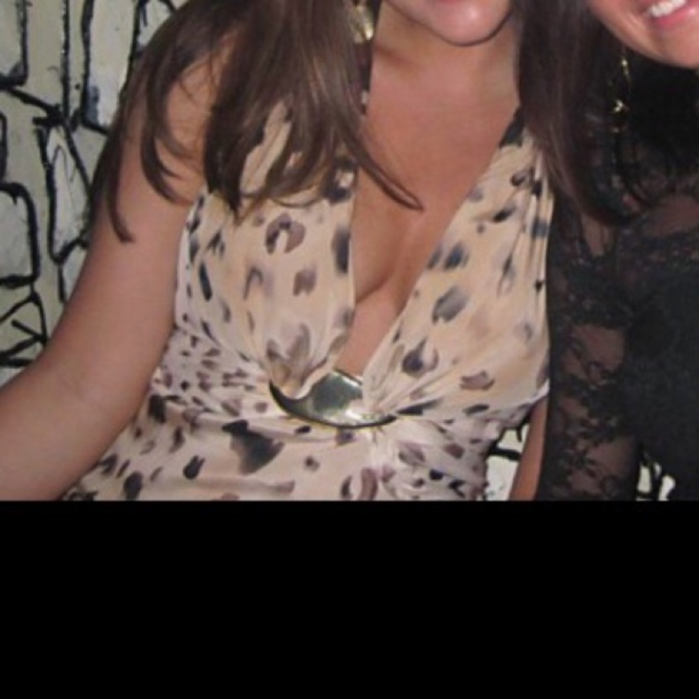 Bebe animal print deep V dress. Leopard - Picture 4 of 5