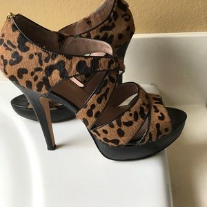 VINCE CAMUTO LEOPARD HAIR HEELS SIZE 9.5 LIKE NEW
