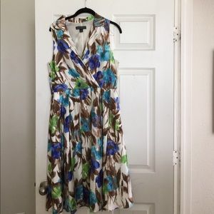 Sleeveless dress with sash