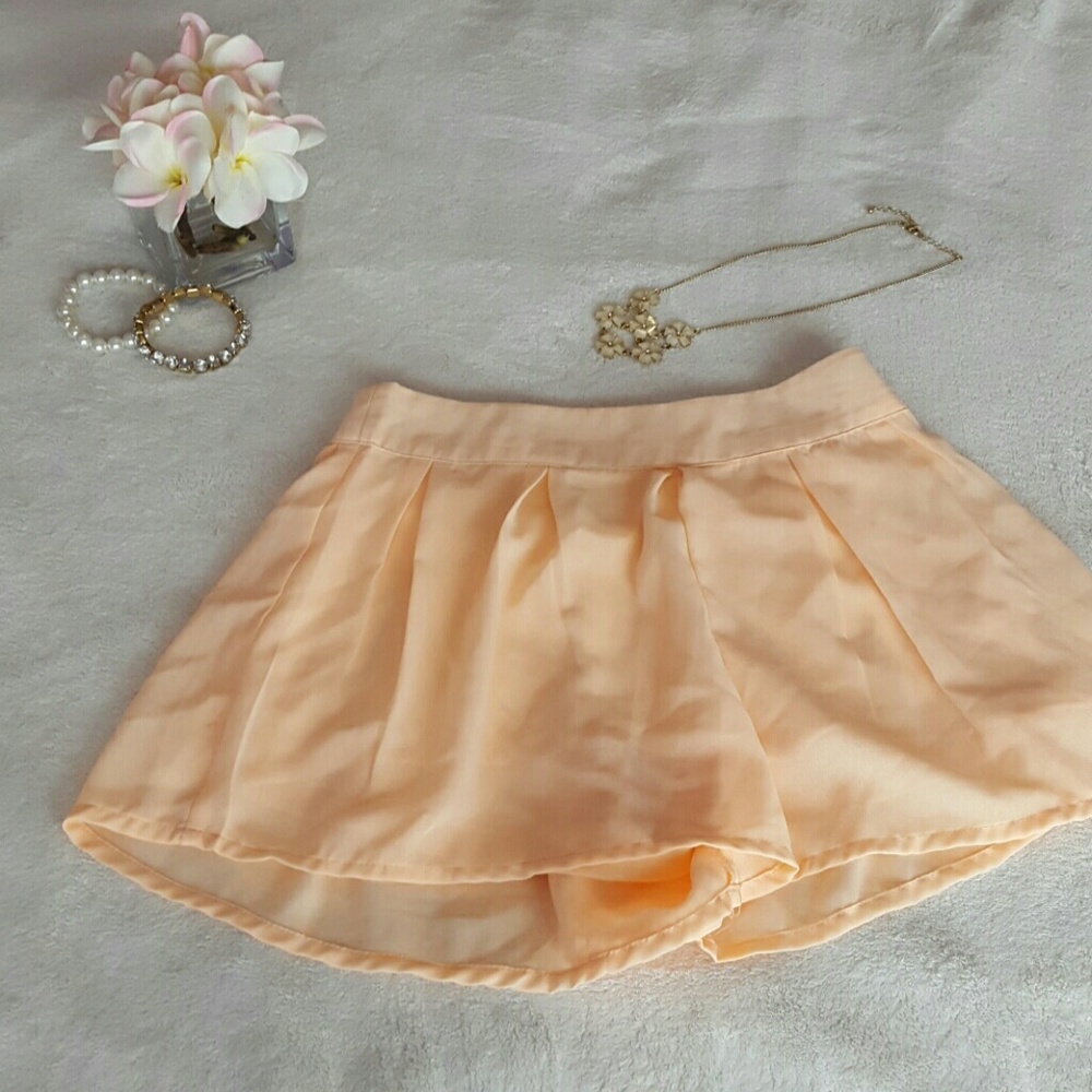 Peach flowy shorts XS