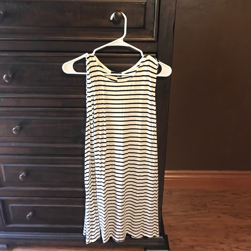 Black and White sleeveless t-shirt dress.