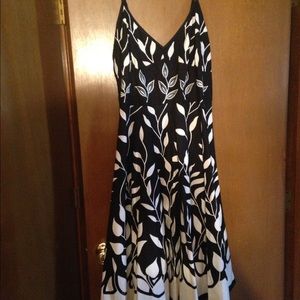 Women's Black And White Leaf Pattern Dress