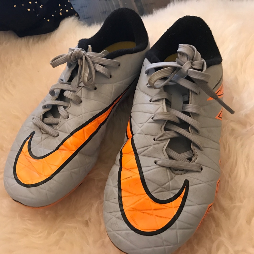 Soccer shoes