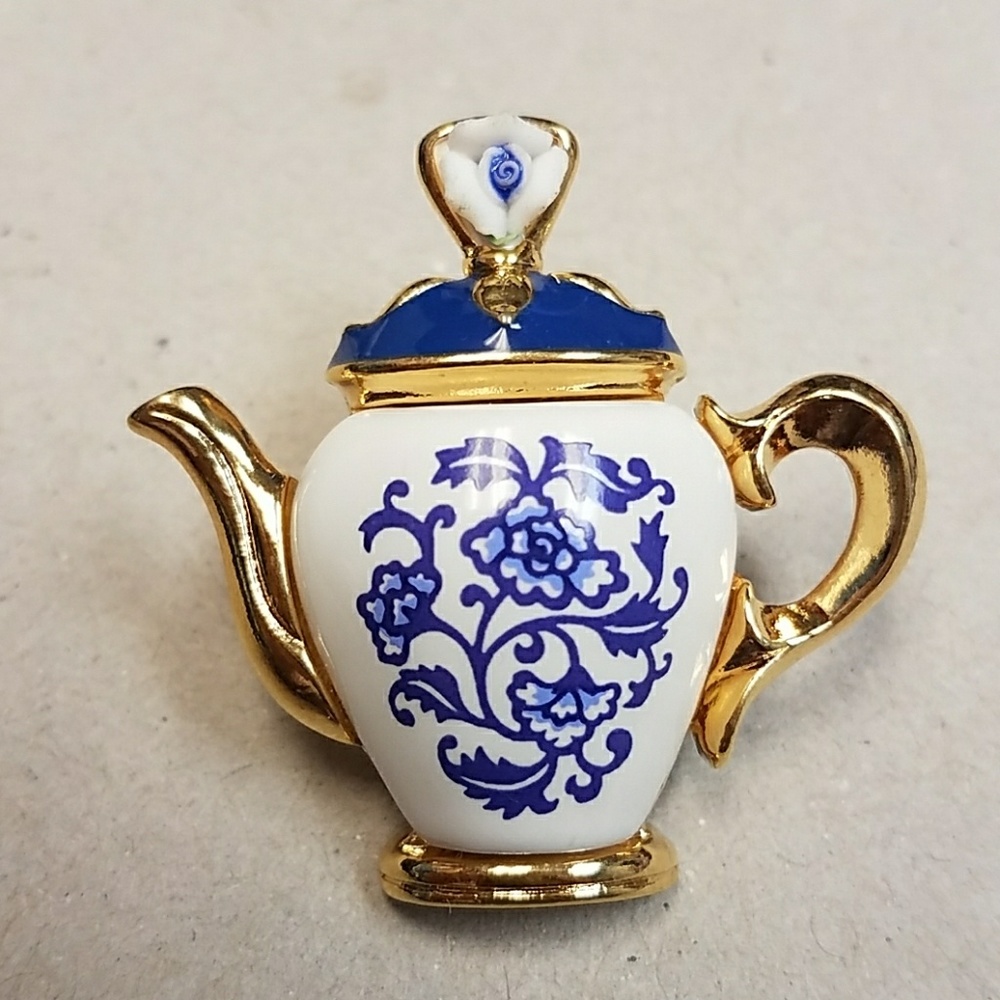 Adorable vintage Avon teapot pin brooch tie tack