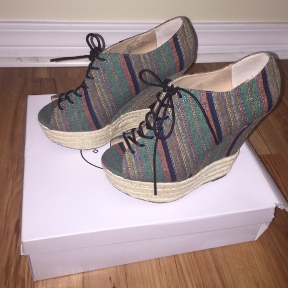 Steve Madden "Sacreddd" lace up peep toe wedges - Picture 1 of 4