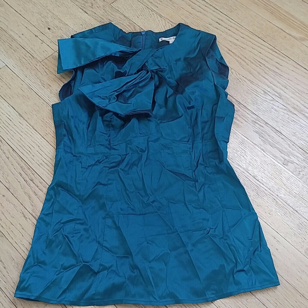 *Gorgeous Tie Neck Top