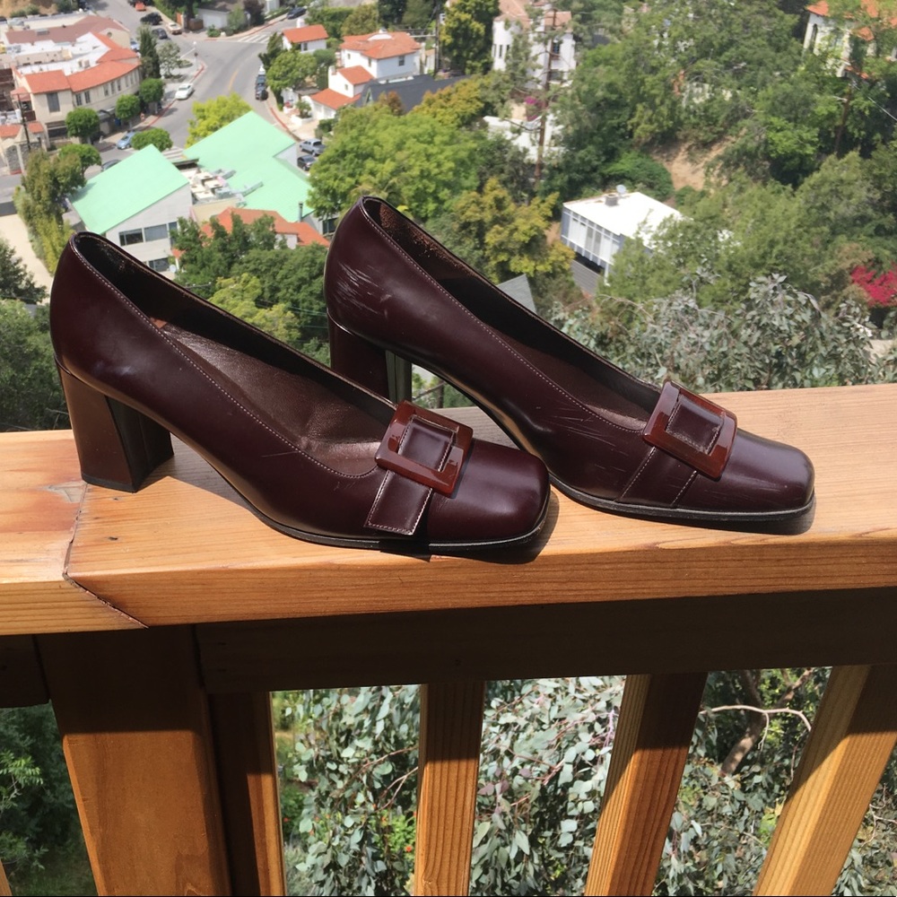 Brown leather pump