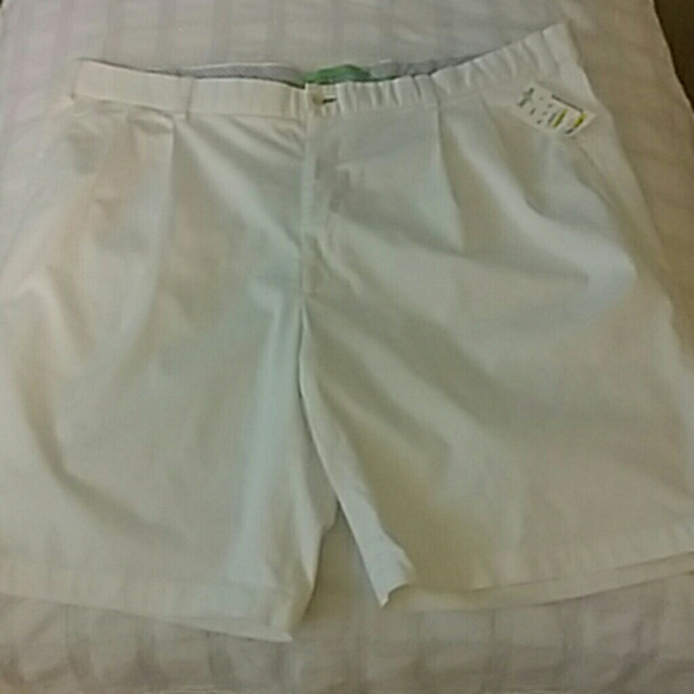 Betenly Men's white pleat front shorts