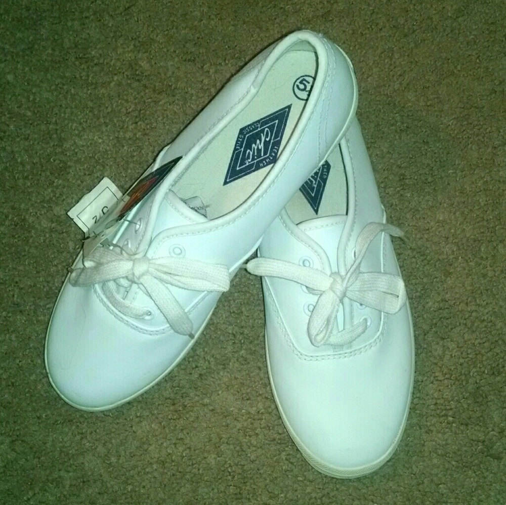 Chic vintage leather white tennis shoes size 5.5
