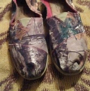 Bob's camo shoes