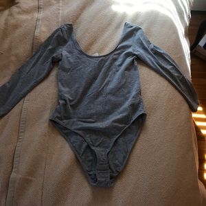 Grey bodysuit, quarter cut sleeves
