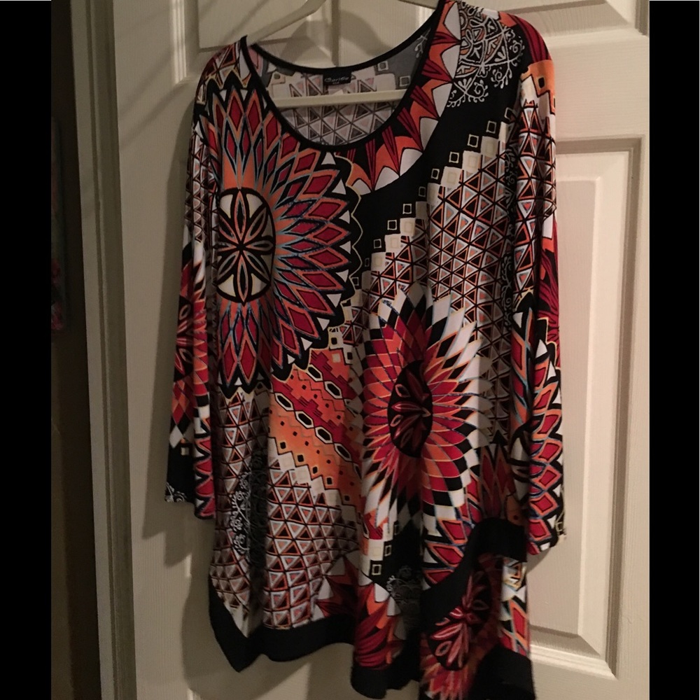 Sale Gorgeous geometric print in red and black!