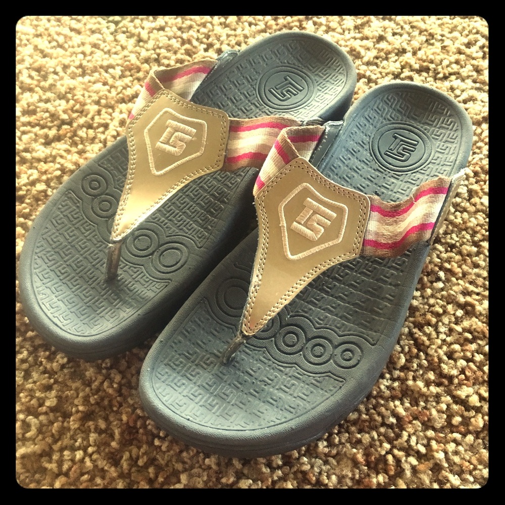 NEW Therashoe wedge flip flops size 8