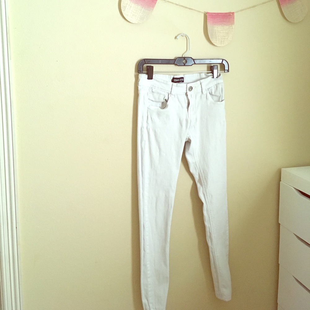 White pant it stretches. Fits like a 0-3.
