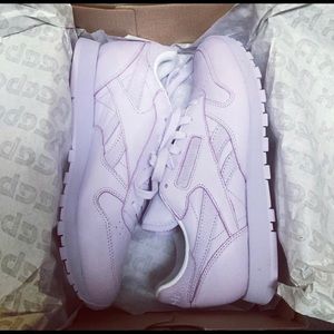 Women's Reebok classic tennis shoes