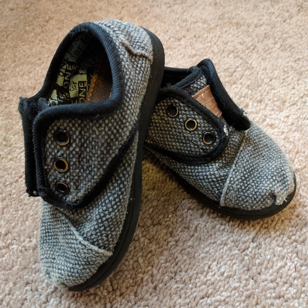 Boys TOMS size 7C