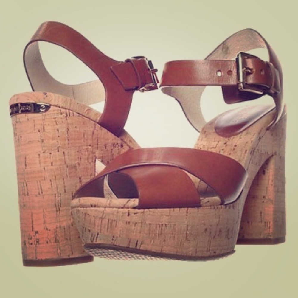 💕beautiful! Michael Kors walnut leather platform!