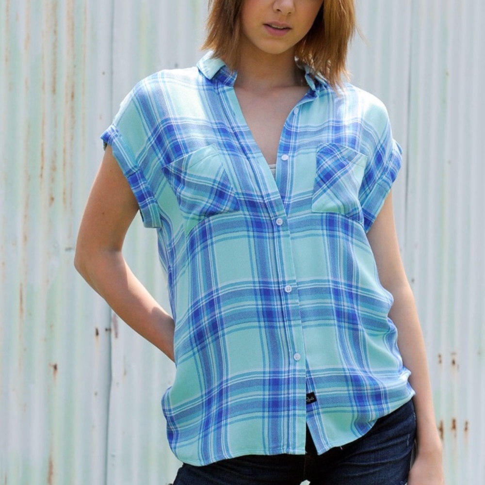Short sleeved feminine button down - S