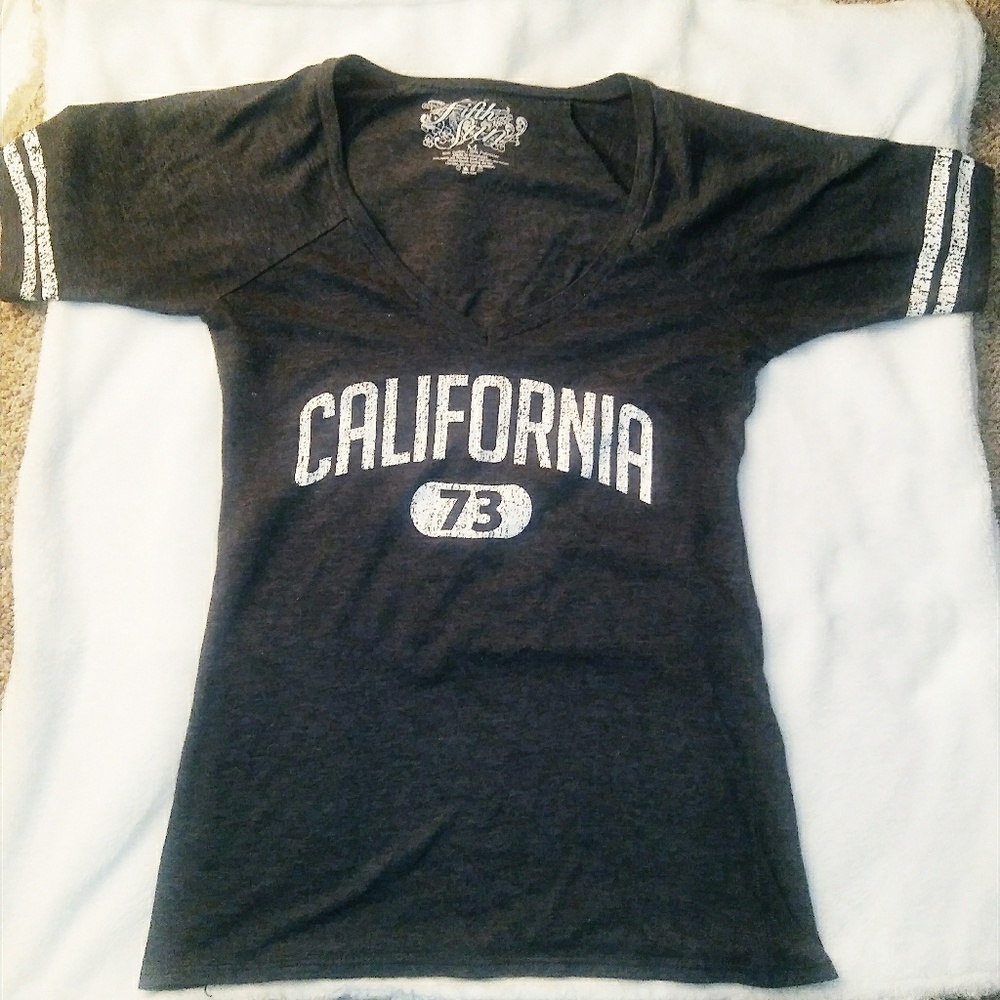 California v-neck tee